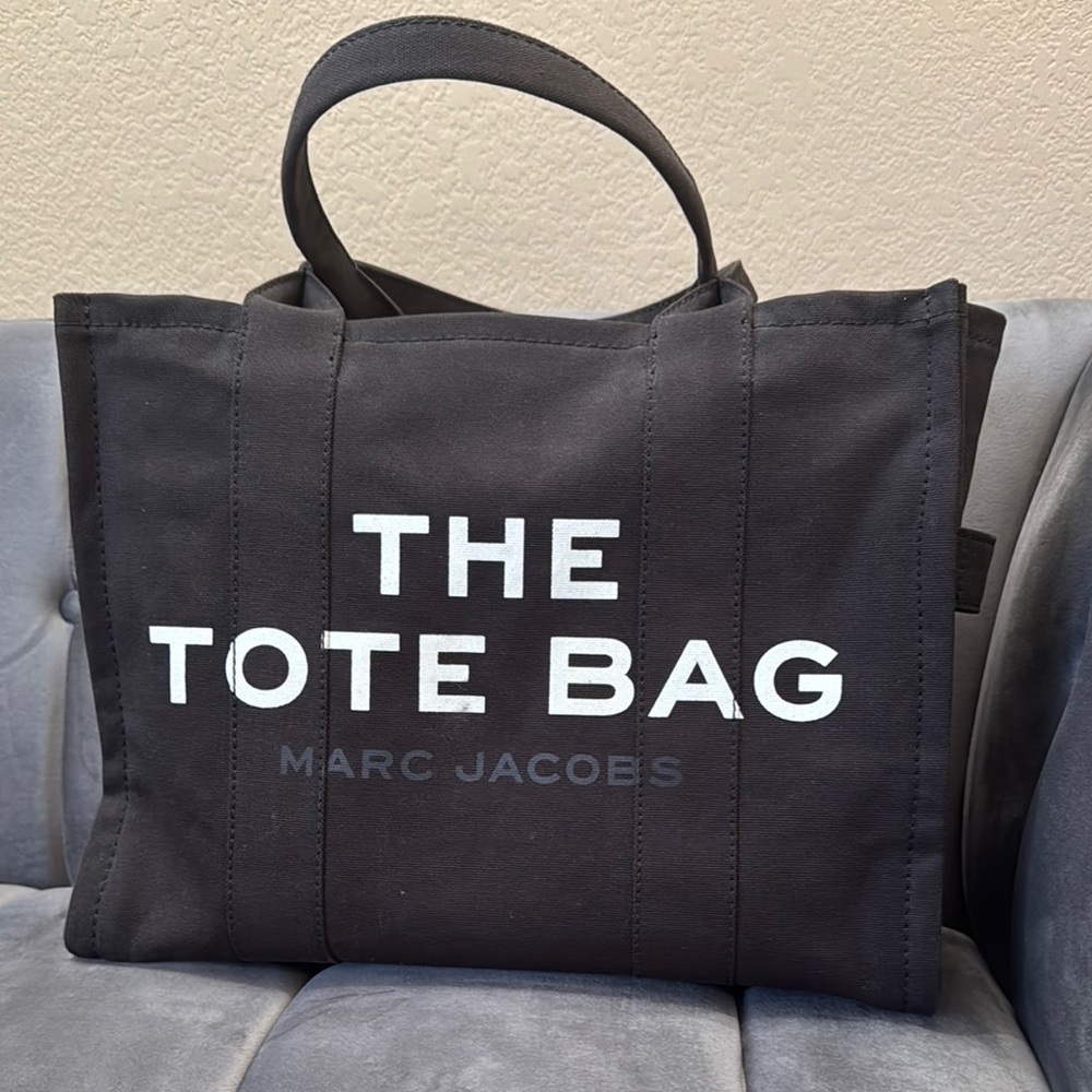 Marc Jacobs Large Black Shoulder Bag with Design and Spacious Tote Style